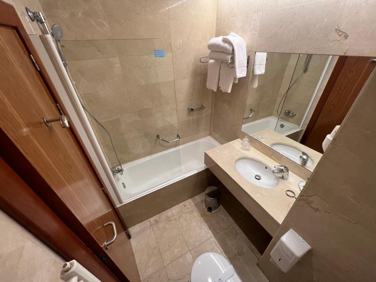 Duque De Wellington Hotel บิโตเรีย-กัสเตซ ภายนอก รูปภาพ