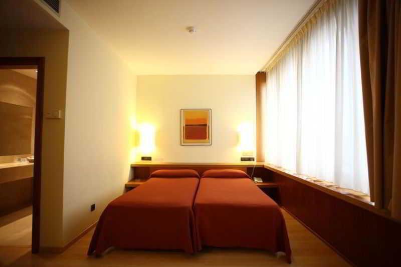 Duque De Wellington Hotel บิโตเรีย-กัสเตซ ภายนอก รูปภาพ