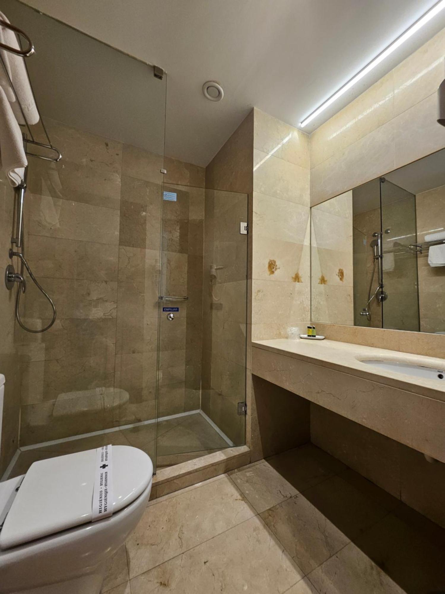 Duque De Wellington Hotel บิโตเรีย-กัสเตซ ภายนอก รูปภาพ