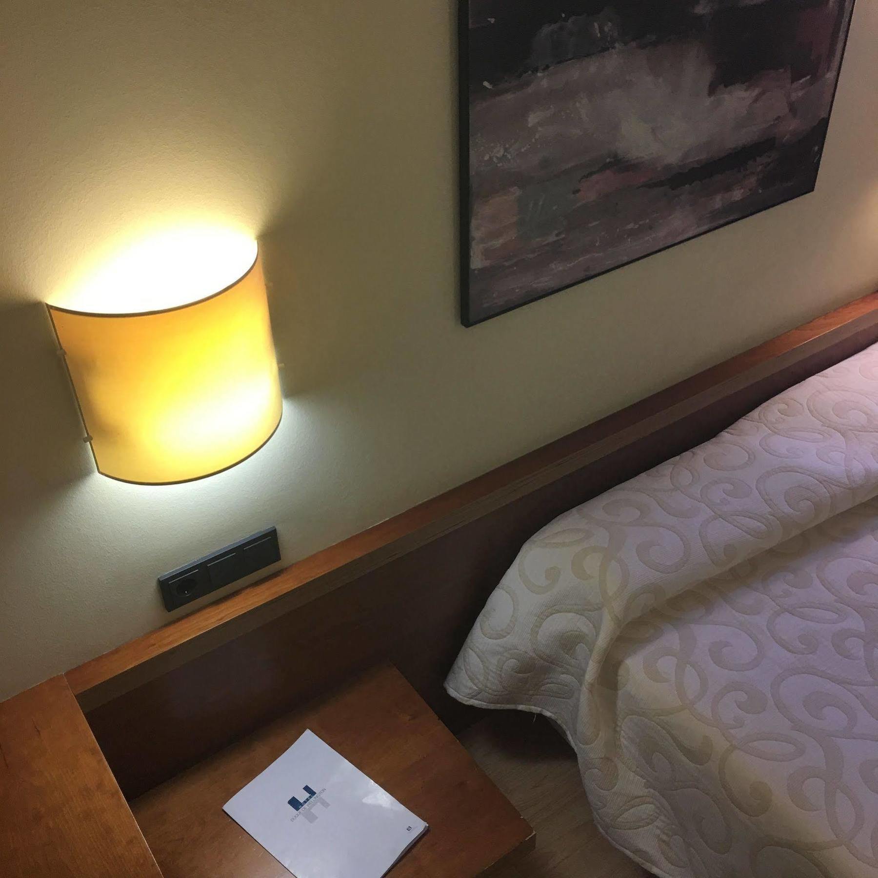 Duque De Wellington Hotel บิโตเรีย-กัสเตซ ภายนอก รูปภาพ