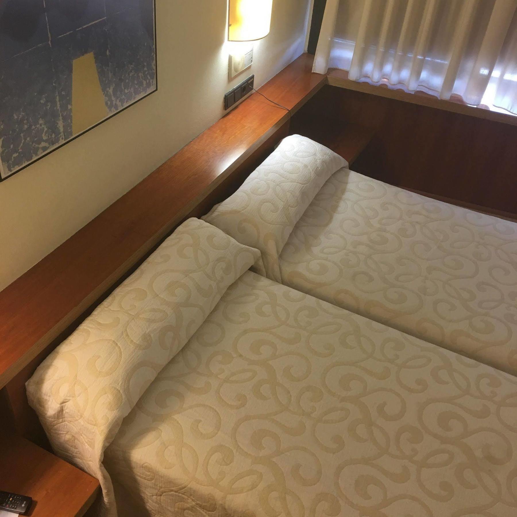 Duque De Wellington Hotel บิโตเรีย-กัสเตซ ภายนอก รูปภาพ