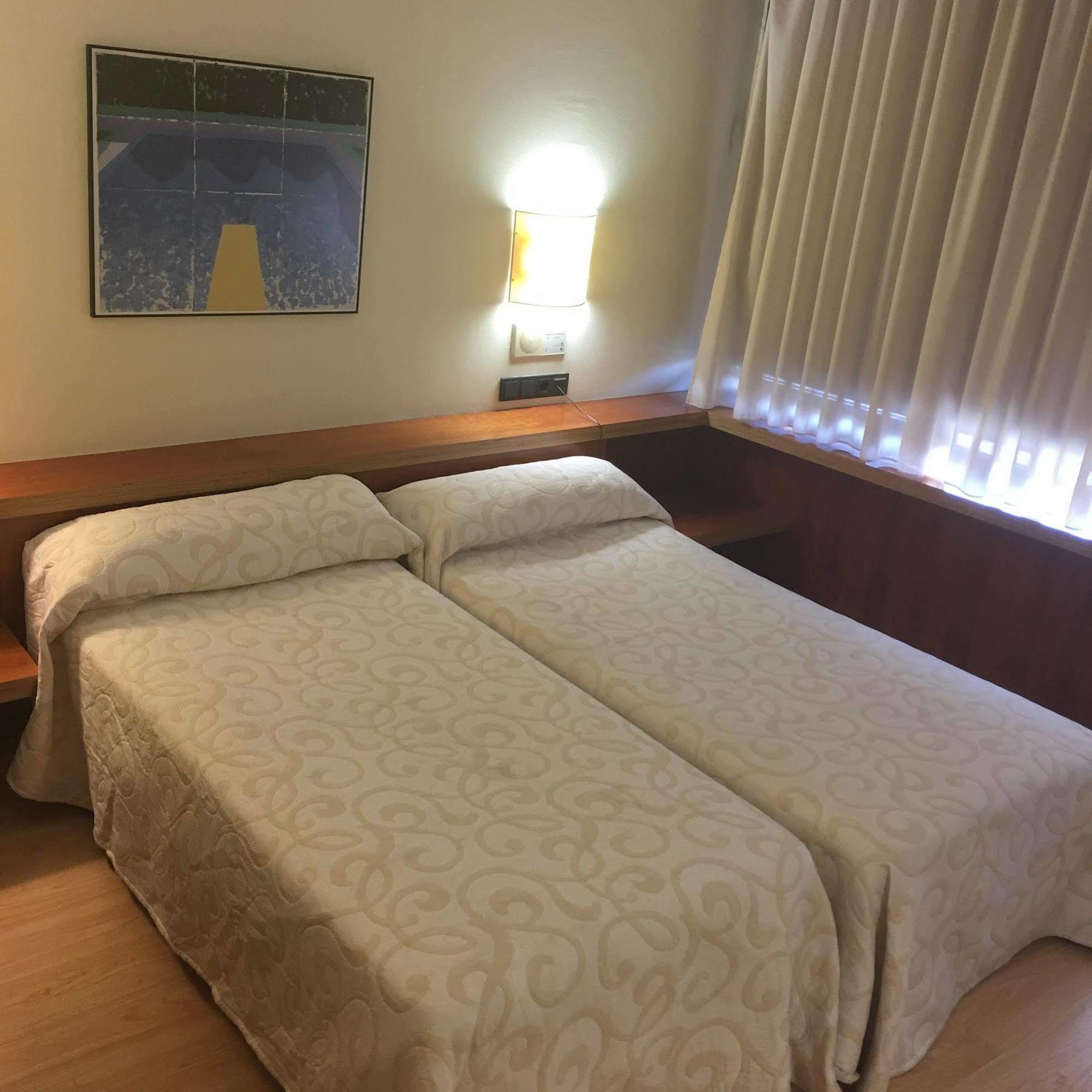 Duque De Wellington Hotel บิโตเรีย-กัสเตซ ภายนอก รูปภาพ