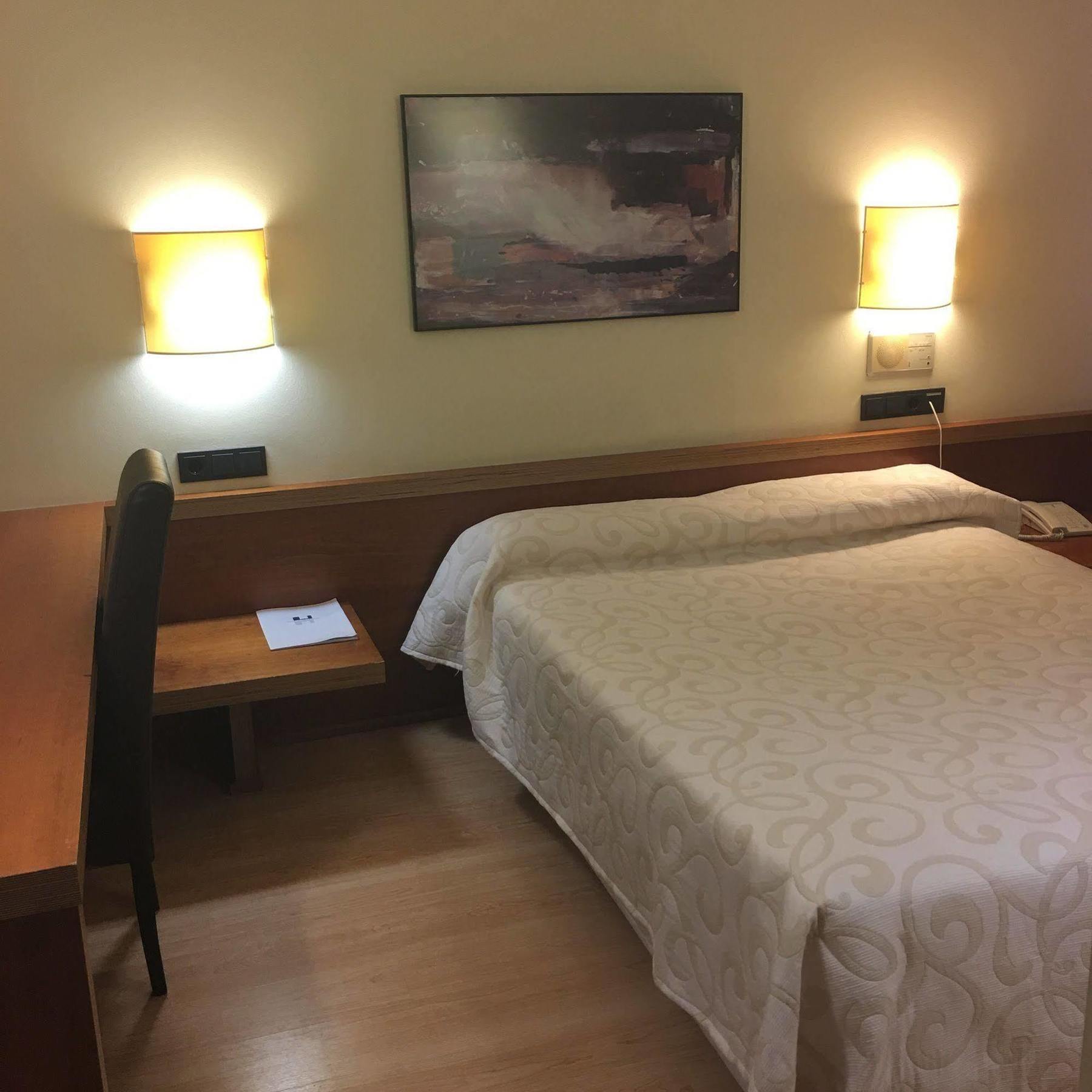Duque De Wellington Hotel บิโตเรีย-กัสเตซ ภายนอก รูปภาพ