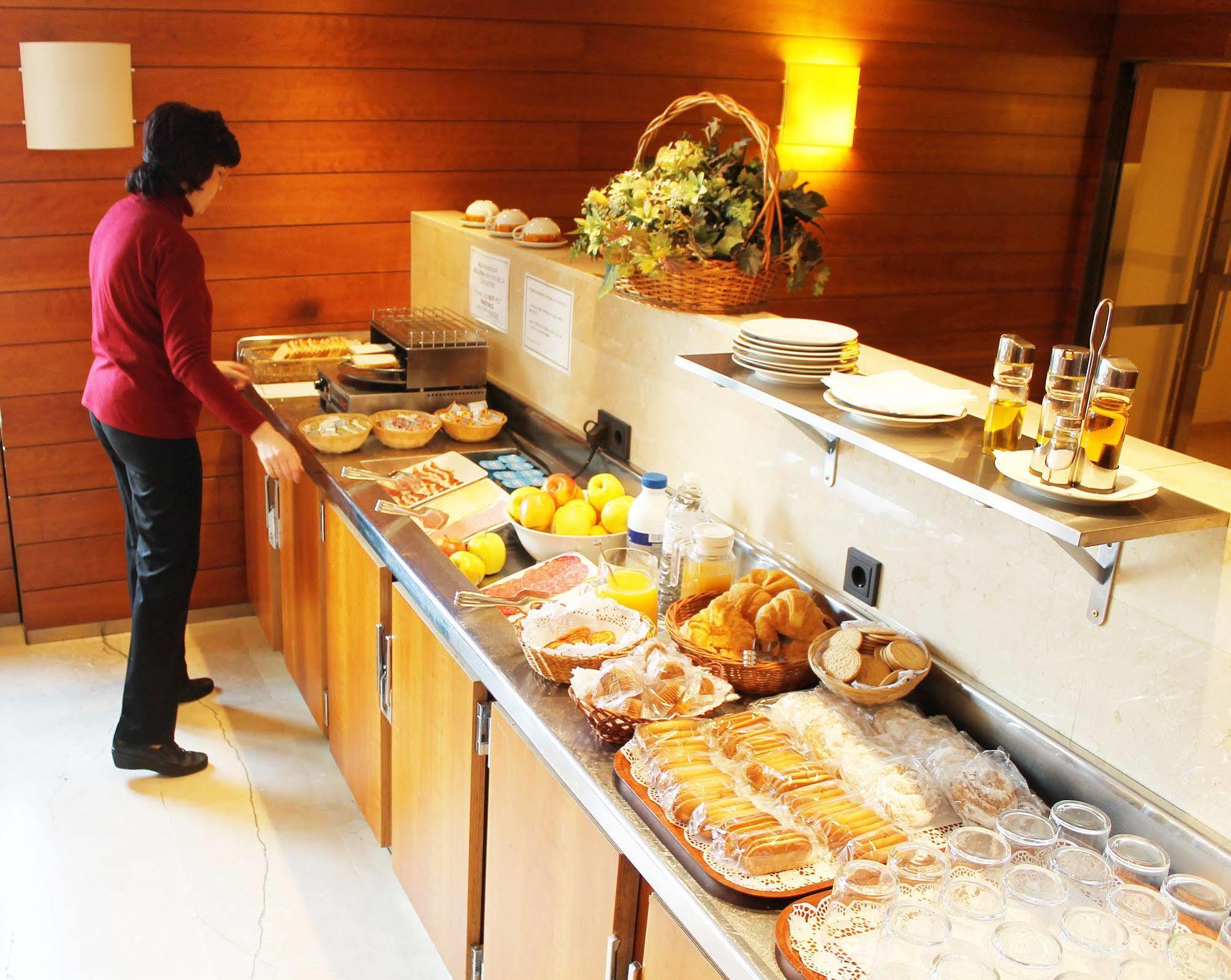 Duque De Wellington Hotel บิโตเรีย-กัสเตซ ภายนอก รูปภาพ