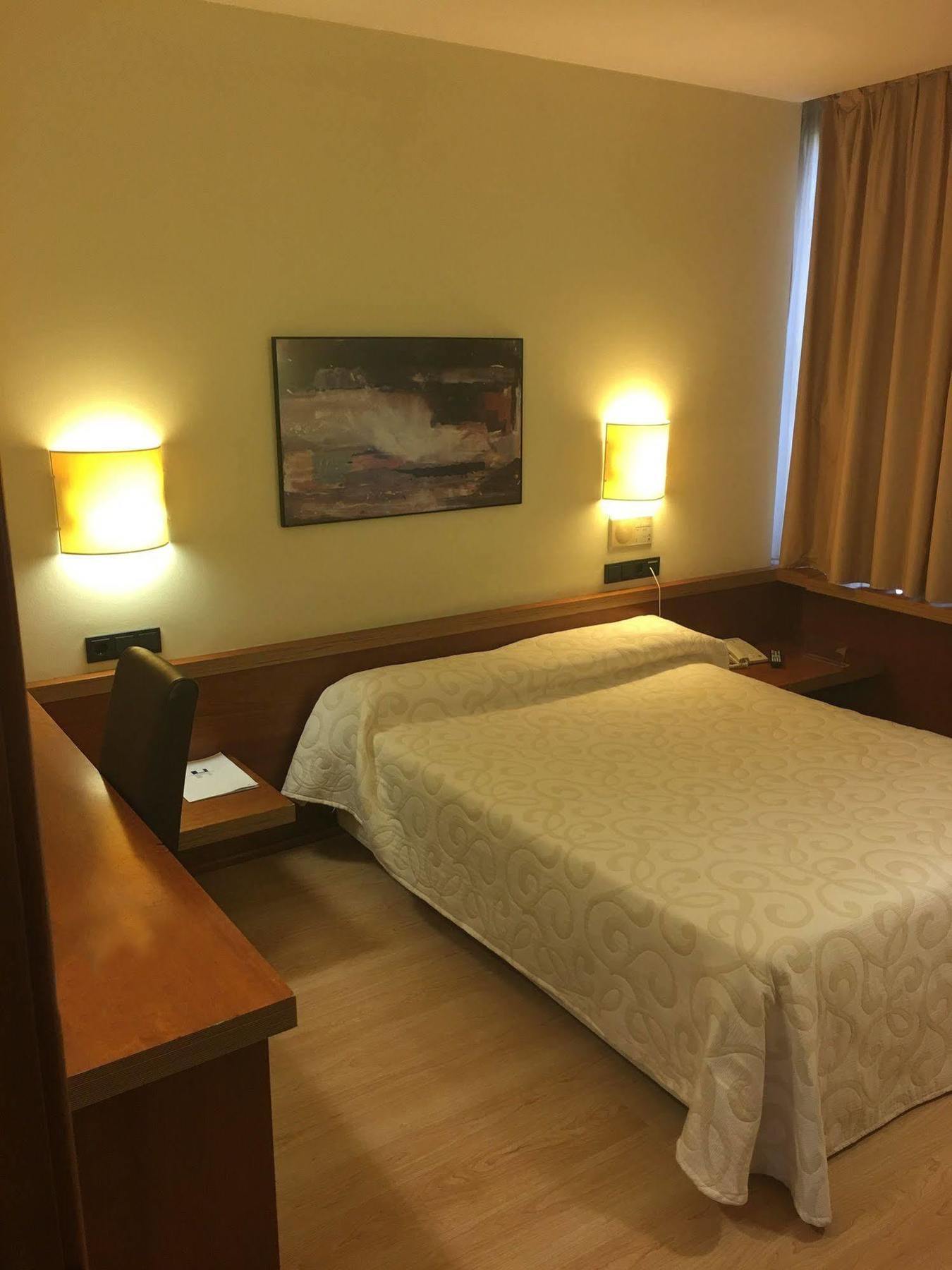 Duque De Wellington Hotel บิโตเรีย-กัสเตซ ภายนอก รูปภาพ